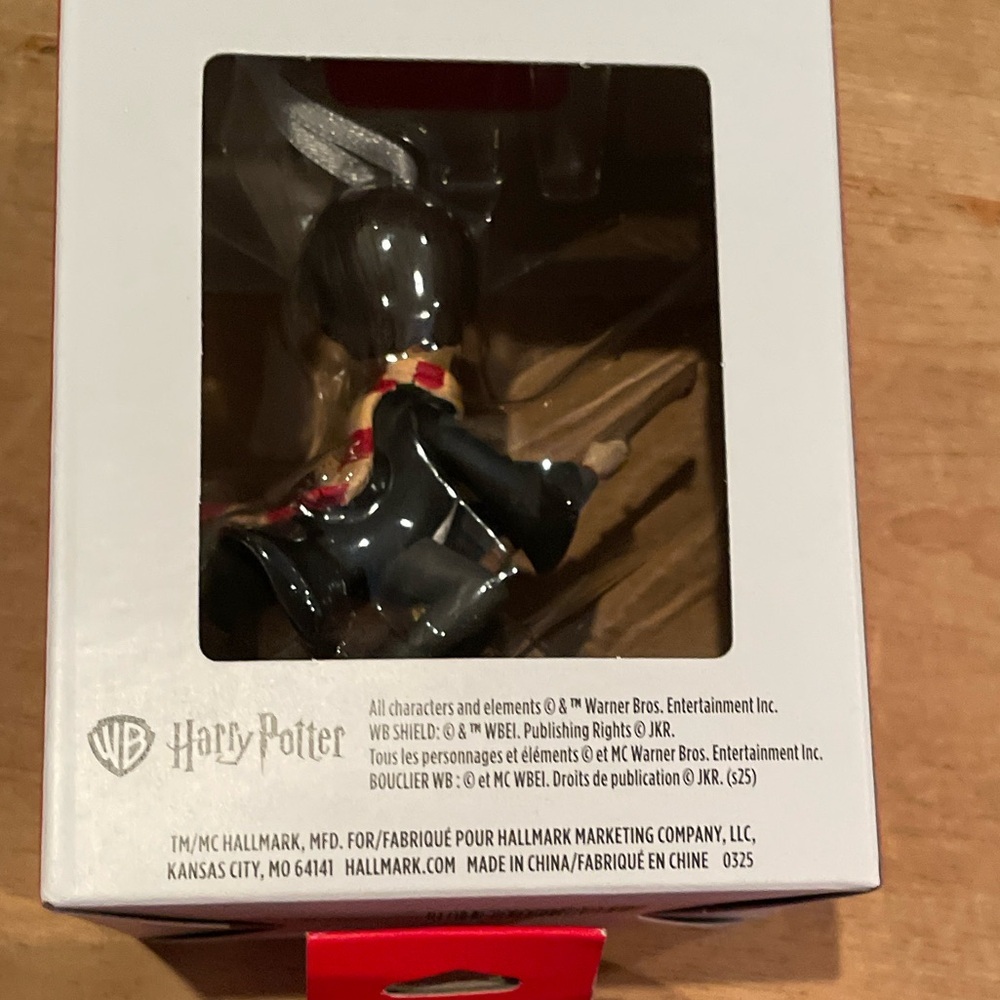 NWT Hallmark Harry Potter and Hogwarts Crest Ornaments - Set of 2 - Picture 5 of 5